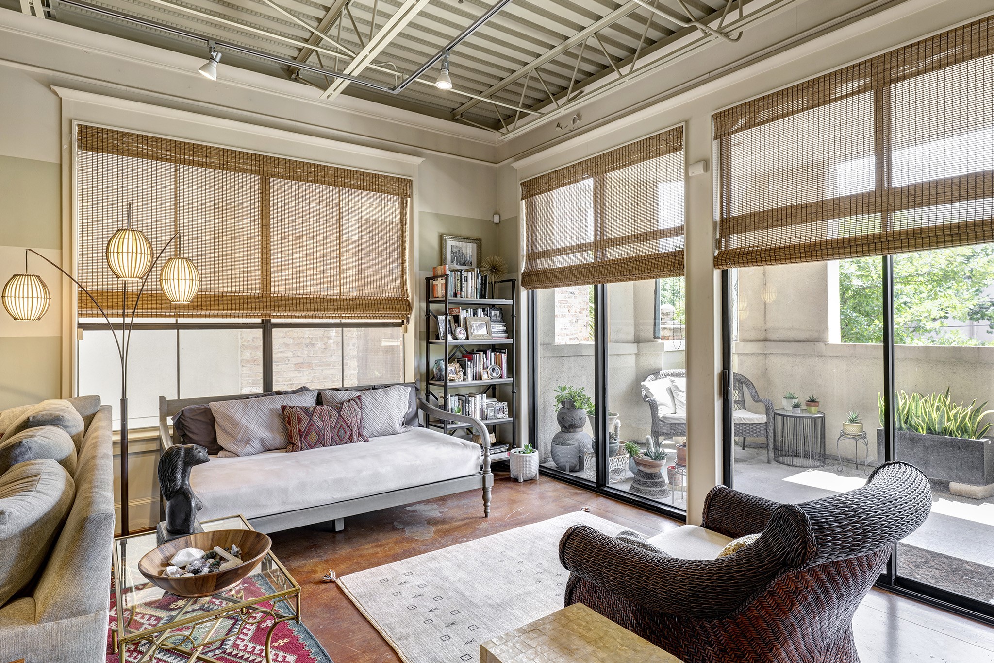 1722 Washington Avenue, Unit D Houston, TX 77007 - Photo 7 of 28 Front sitting area is multifunctional as an extension of the living area, home office space or whatever your needs.