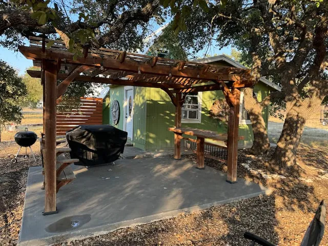 a view of a backyard