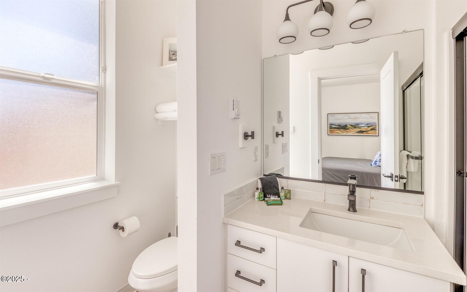 450 Southeast Shell Avenue Depoe Bay, OR 97341 - Photo 16 of 24 Primary bath