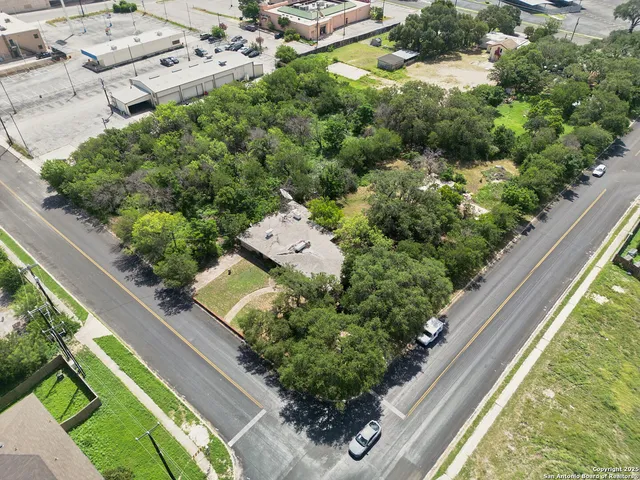 a view of a back yard