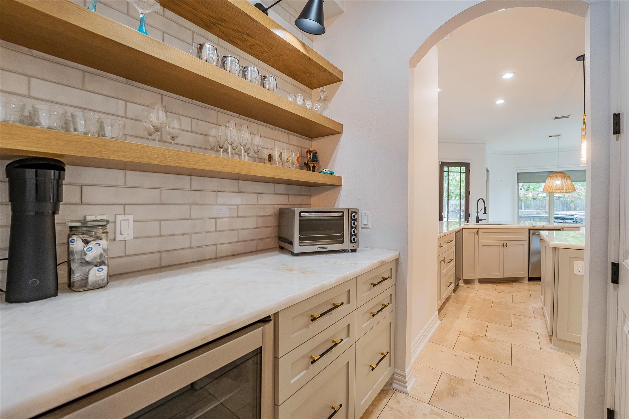 424 West 32nd Street Houston, TX 77018 - Photo 8 of 50 Great serving area with builtins and extras for entertaining