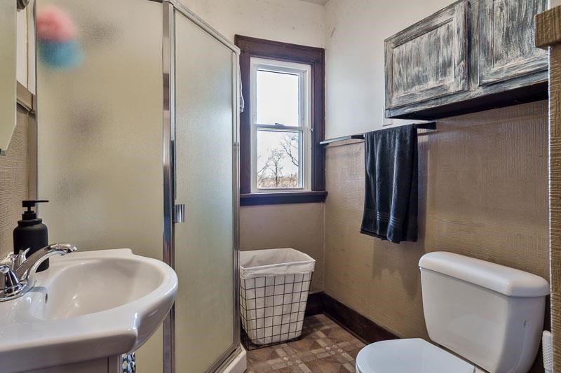 16905 West State Road Pecatonica, IL 61063 - Photo 19 of 36 a bathroom with a sink toilet and shower