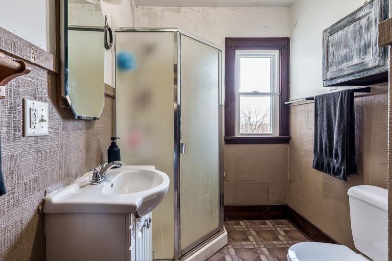 16905 West State Road Pecatonica, IL 61063 - Photo 20 of 47 a bathroom with a sink toilet and shower