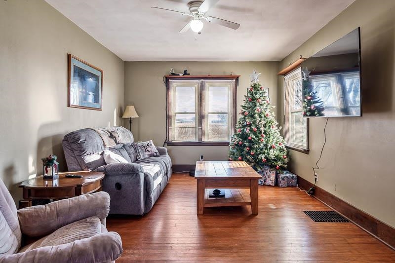 16905 West State Road Pecatonica, IL 61063 - Photo 7 of 36 a bed room with bed and a window