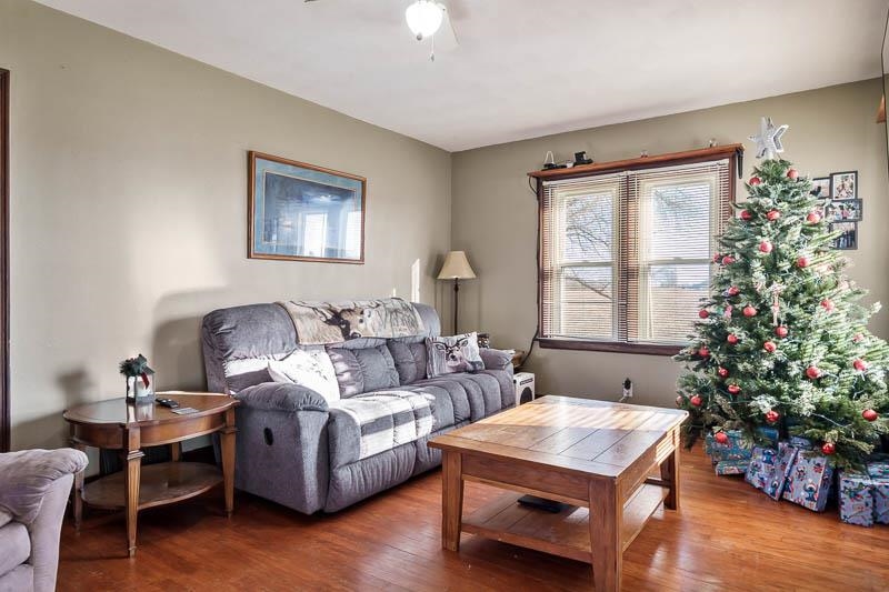 16905 West State Road Pecatonica, IL 61063 - Photo 8 of 36 a living room with furniture and a potted plant