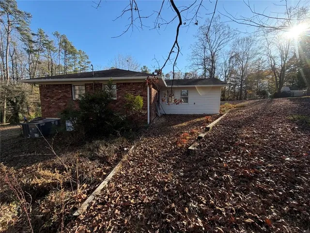 a view of a house with a yard