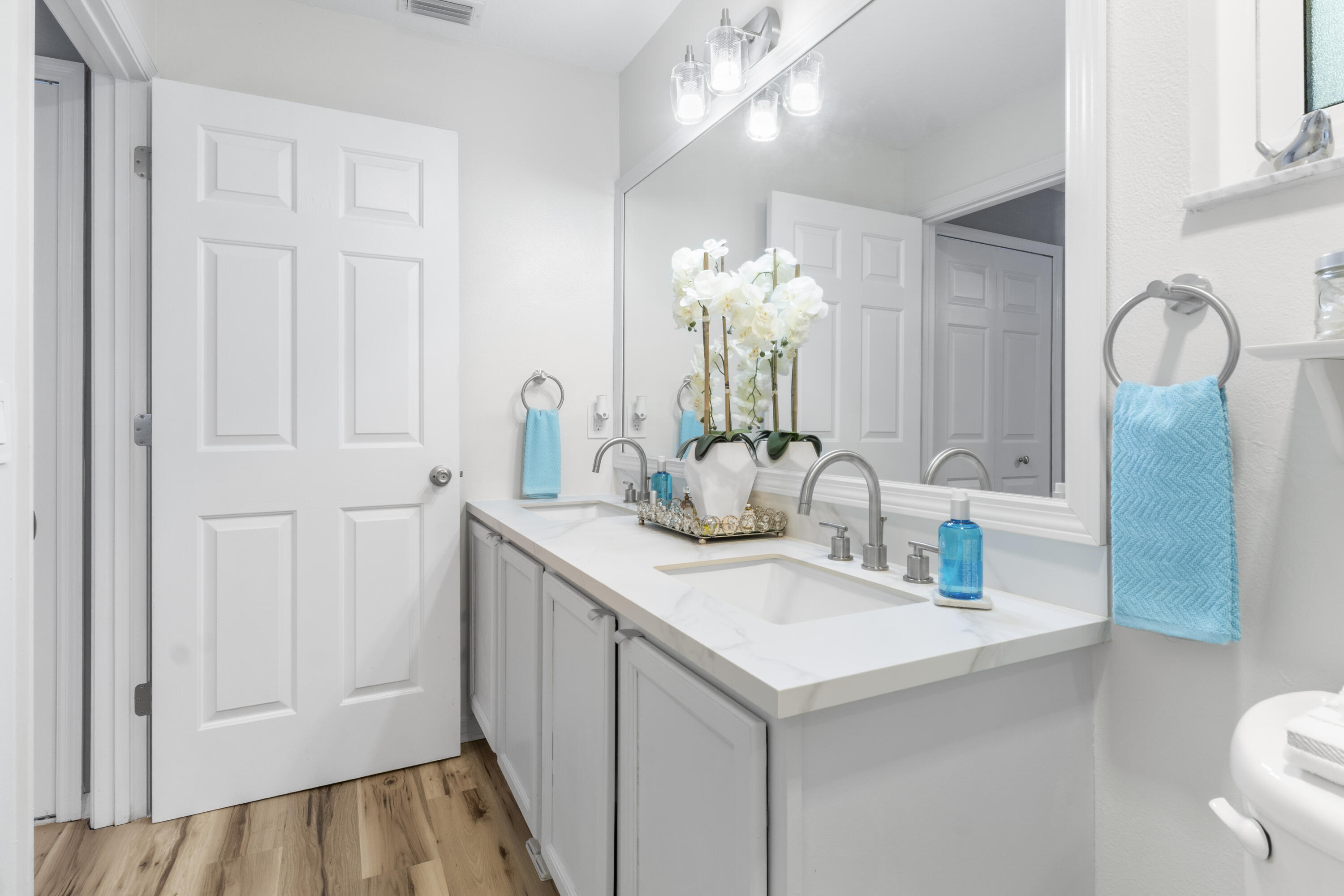 789 Vocelle Avenue Sebastian, FL 32958 - Photo 20 of 37 a bathroom with a sink and a mirror