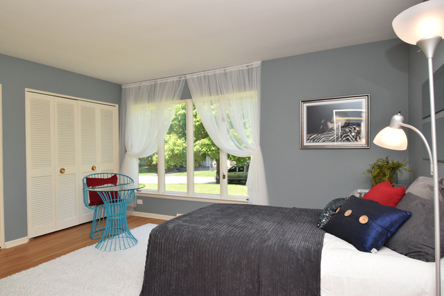 136 Fairway Lane Wheaton, IL 60189 - Photo 20 of 22 a living room with furniture and a large window