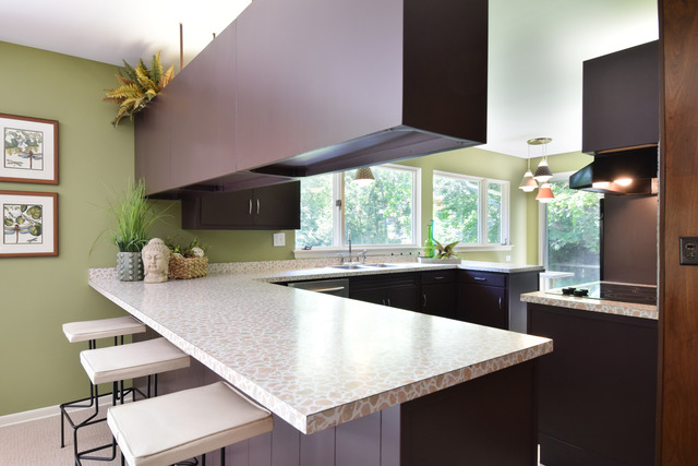 136 Fairway Lane Wheaton, IL 60189 - Photo 3 of 22 a kitchen with a table chairs and a window