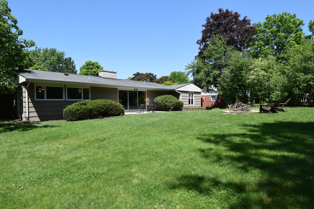 136 Fairway Lane Wheaton, IL 60189 - Photo 22 of 22 a house view with a garden space