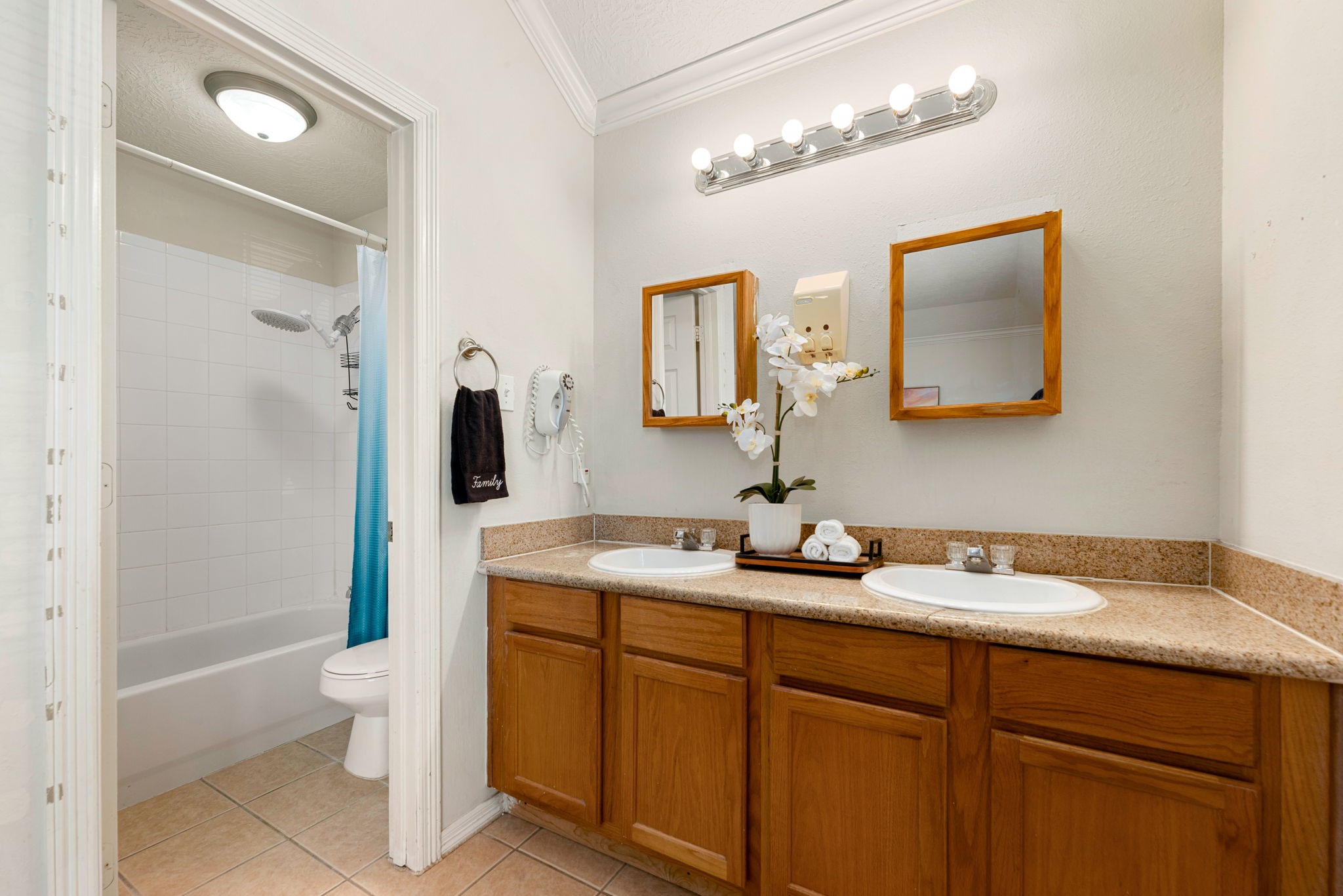 6418 England Street Houston, TX 77021 - Photo 17 of 31 Spacious primary suite with dual sinks, soaking tub, separate shower, and walk-in closet.
