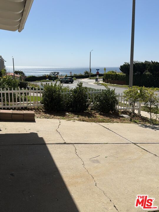 3900 Castlerock Road Malibu, CA 90265 - Photo 46 of 52 a view of a terrace