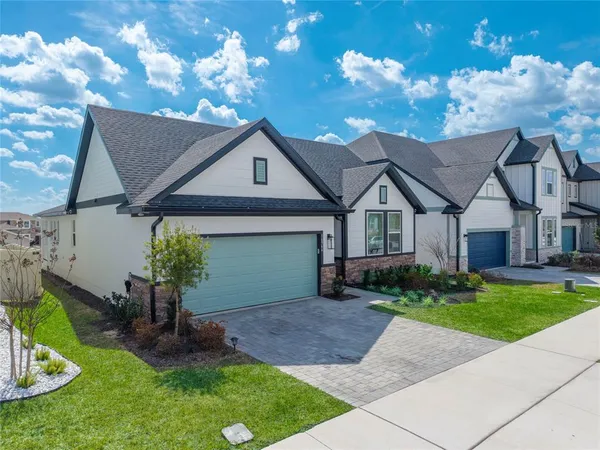 a view of a house with backyard