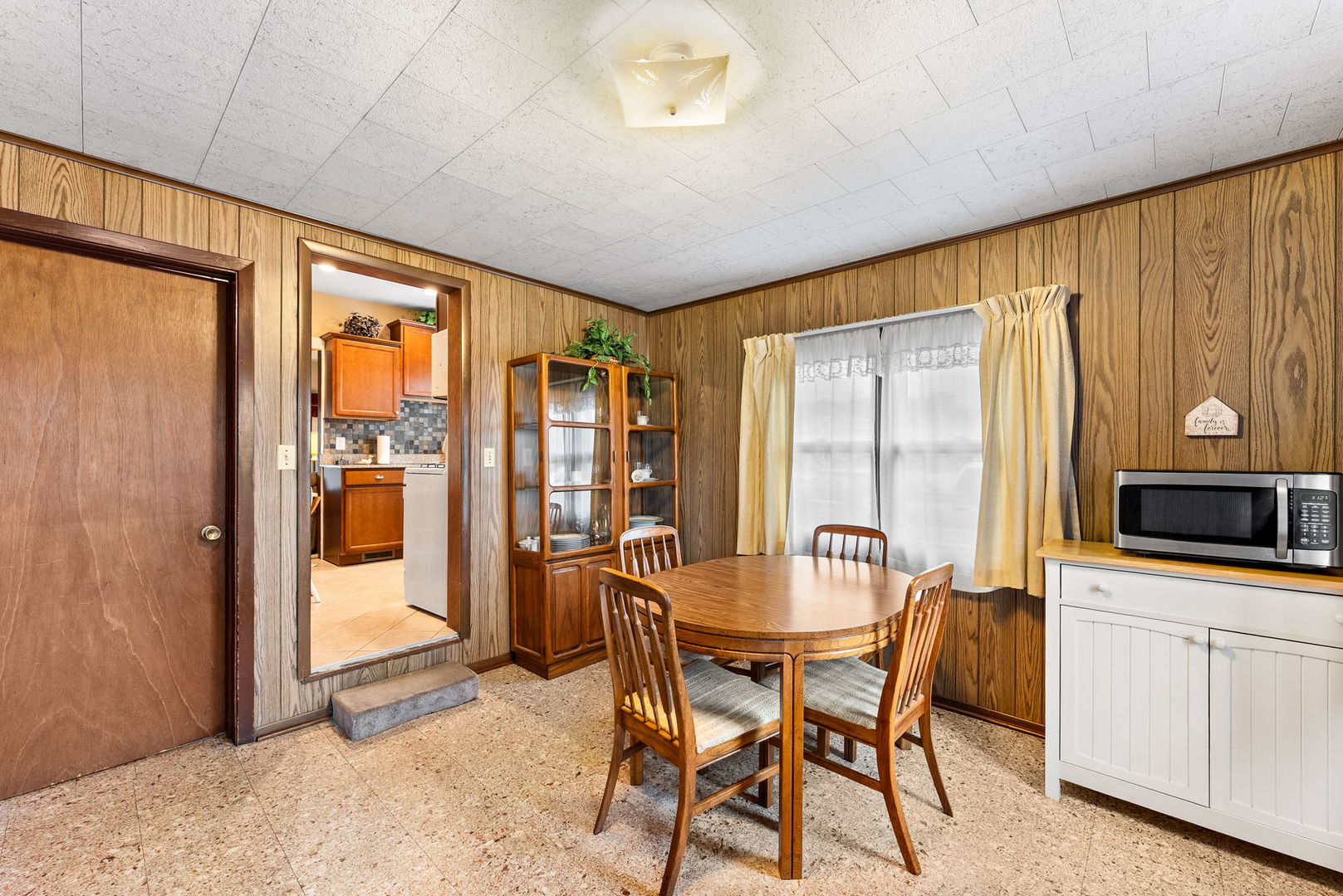 313 1st Avenue Silvis, IL 61282 - Photo 15 of 23 a dining room with furniture and window