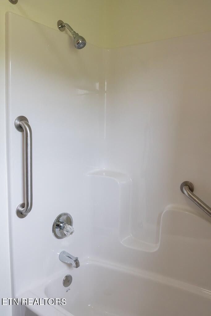 1518 Cummingsville And Sparkman Road Doyle, TN 38559 - Photo 23 of 58 a bathroom with a bath tub