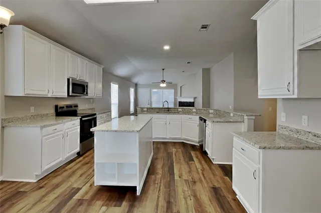 $2,225 | 523 Deerwood Drive, Burleson, TX 76028