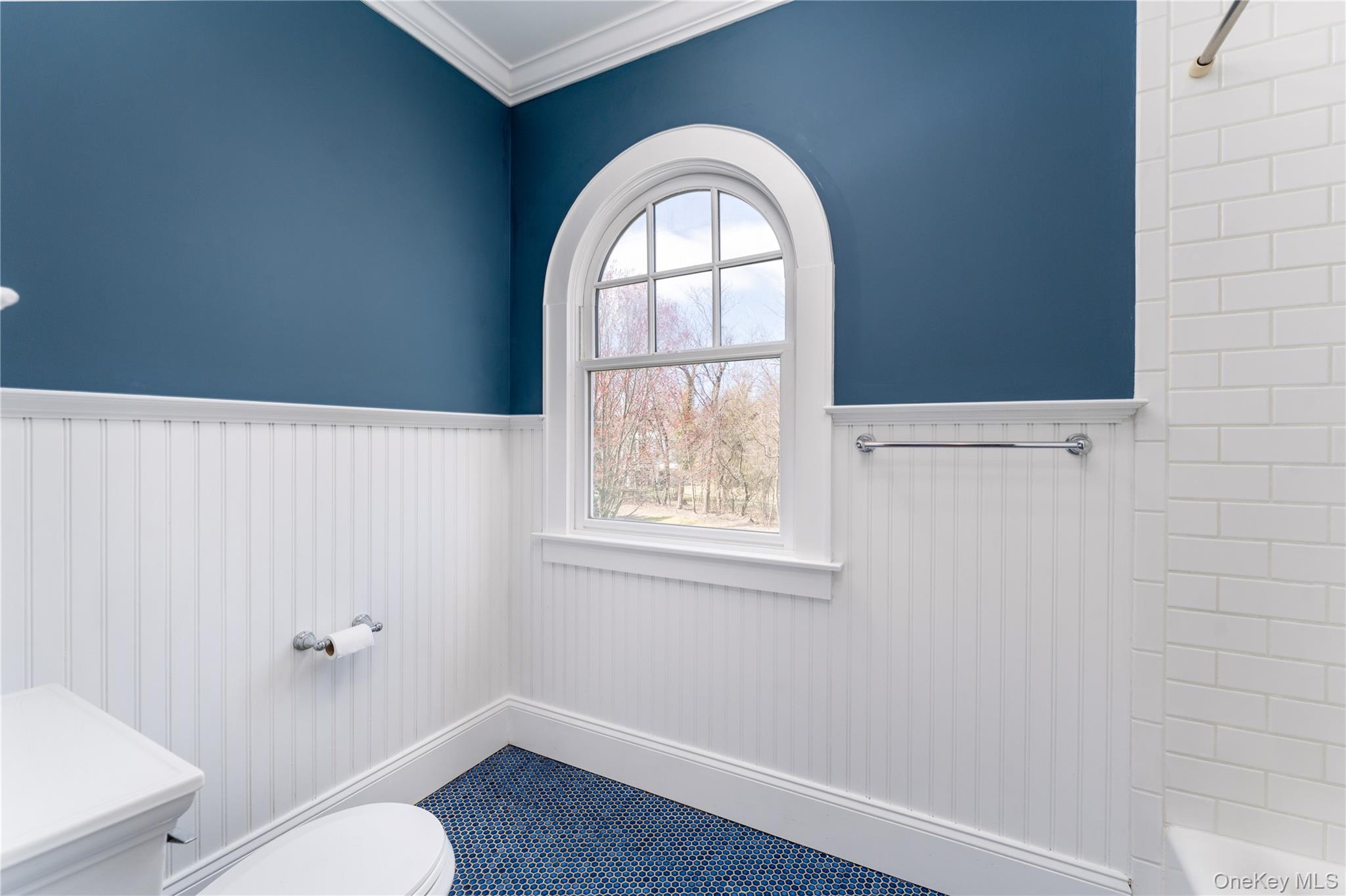 9 Old Field Road Setauket, NY 11733 - Photo 36 of 50 2nd Floor Hall Bathroom With Tub/Shower