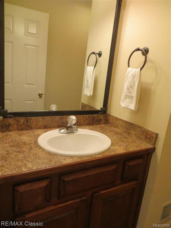 2065 Rochelle Park Drive Rochester Hills, MI 48309 - Photo 8 of 17