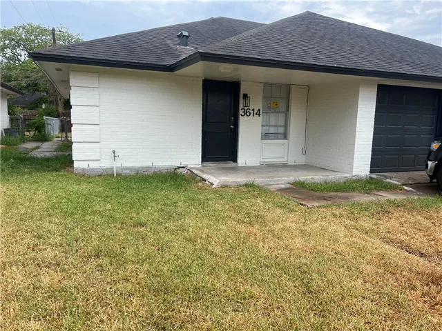 a view of a house with a yard