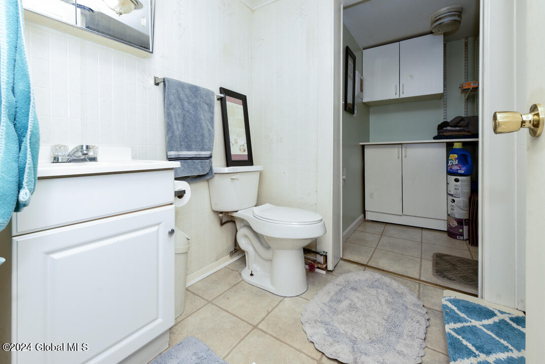 1530 Rte 9W Bethlehem, NY 12158 - Photo 27 of 31 Main bath up