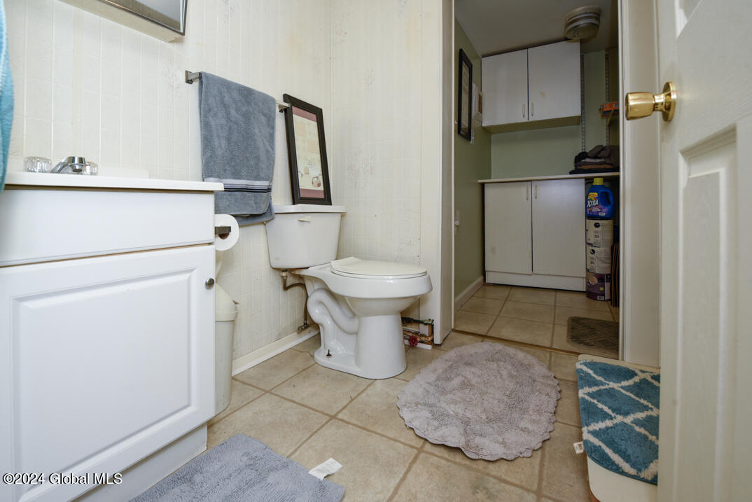 1530 Rte 9W Bethlehem, NY 12158 - Photo 28 of 31 Main bath up