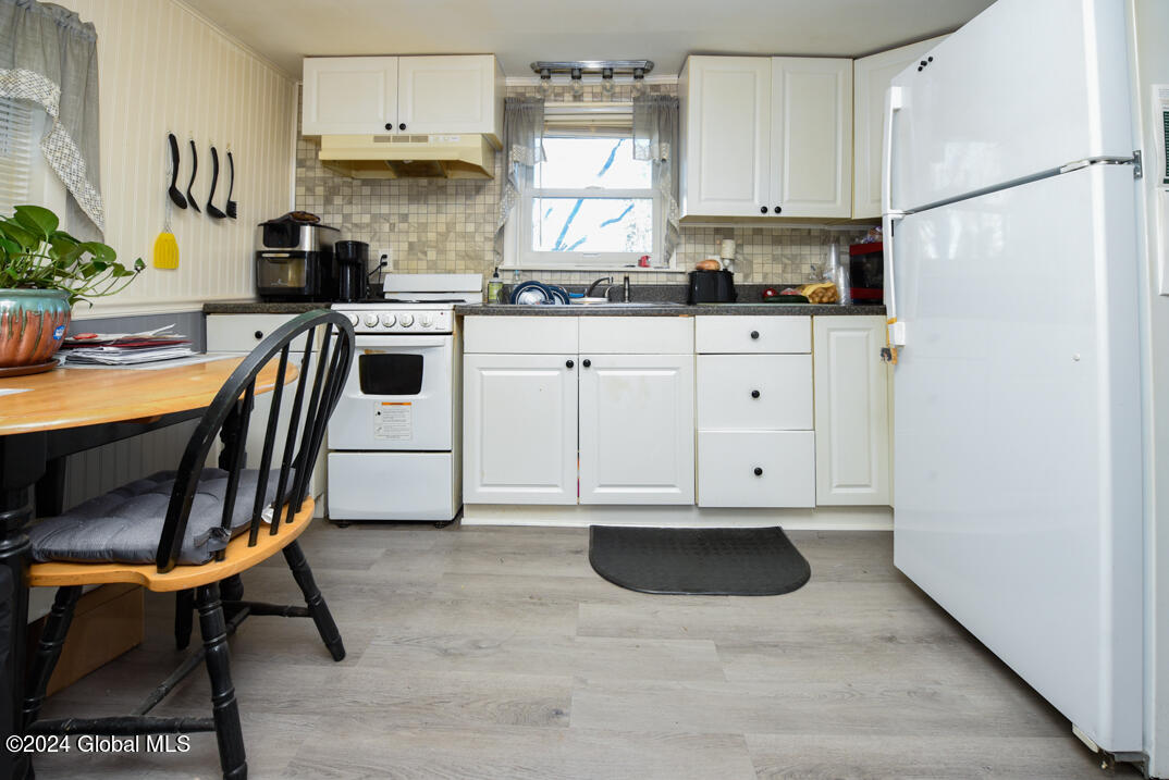 1530 Rte 9W Bethlehem, NY 12158 - Photo 31 of 31 Cottage kitchen
