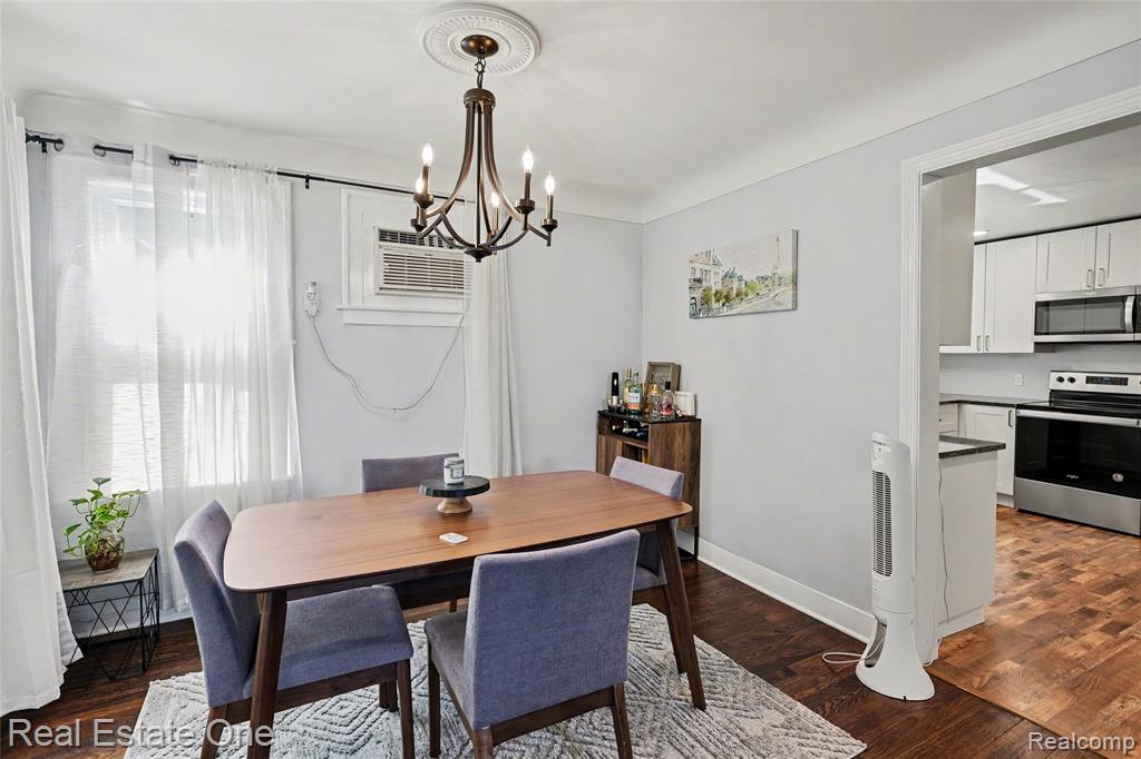 2073 Roslyn Road Grosse Pointe Woods, MI 48236 - Photo 9 of 30