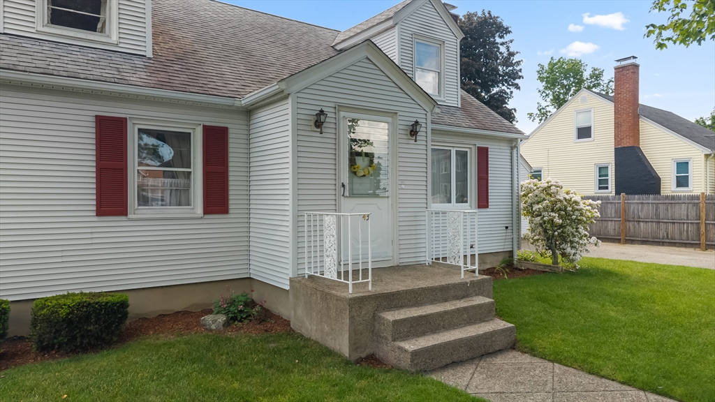43 Rowena Street Worcester, MA 01606 - Photo 4 of 40