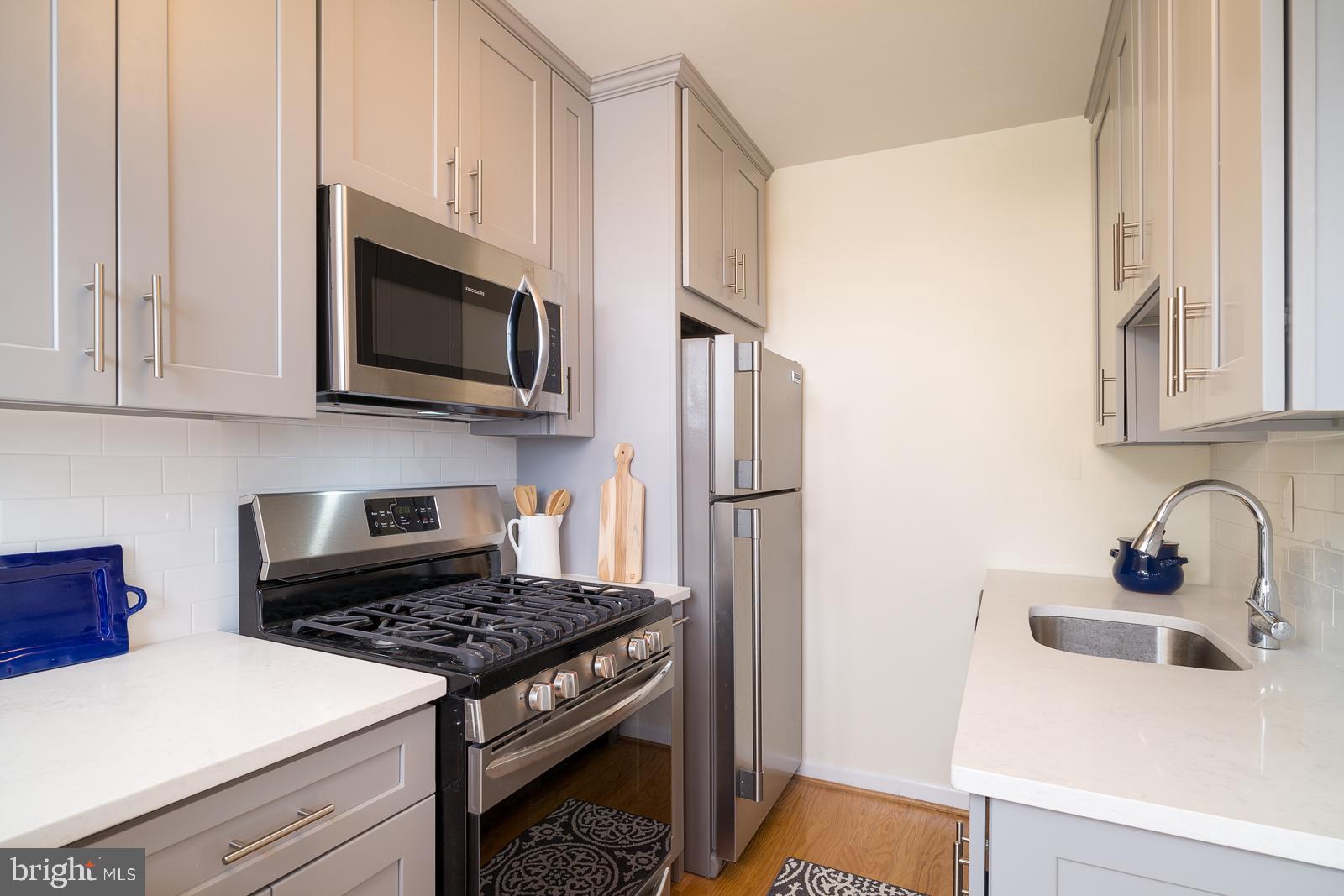 1880 Columbia Road Northwest, Unit 405 Washington, DC 20009 - Photo 5 of 17 Renovated kitchen (2018)