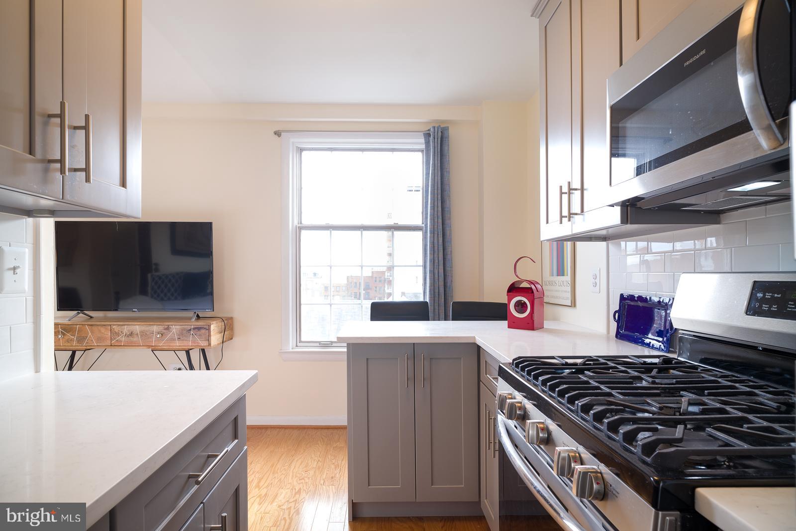 1880 Columbia Road Northwest, Unit 405 Washington, DC 20009 - Photo 7 of 17 Open kitchen