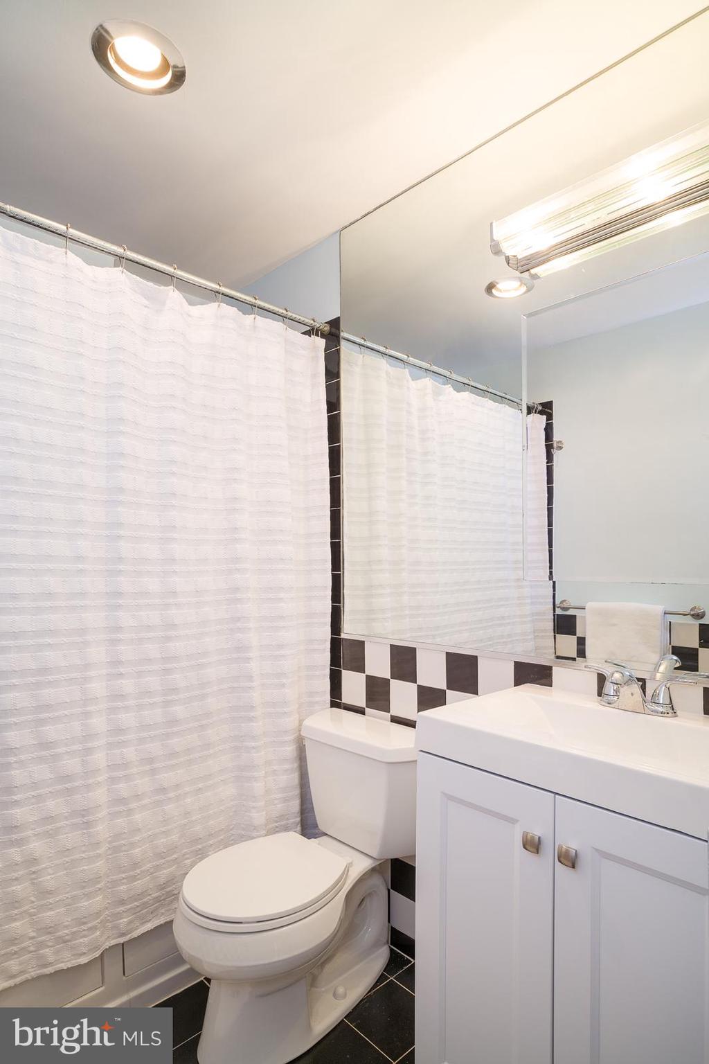 1880 Columbia Road Northwest, Unit 405 Washington, DC 20009 - Photo 8 of 17 Bathroom with jetted soaking tub