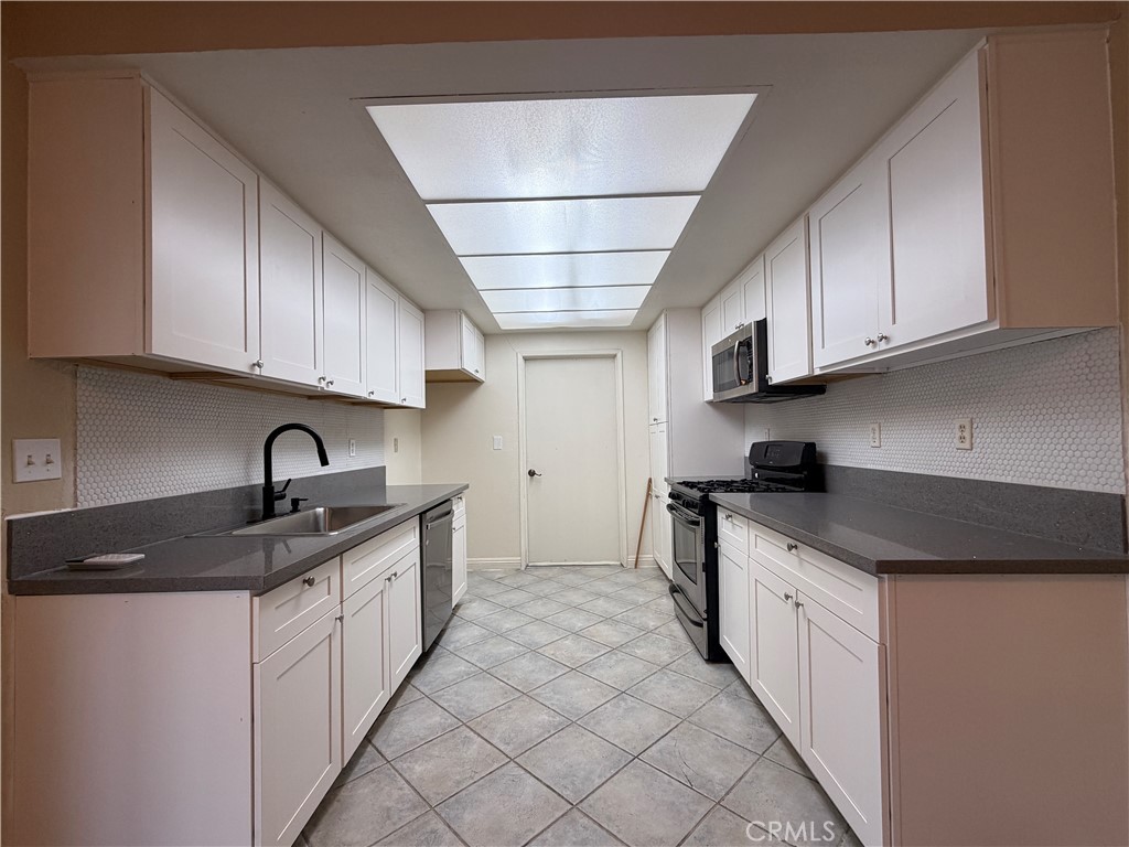 21011 Teton Road Apple Valley, CA 92308 - Photo 4 of 23