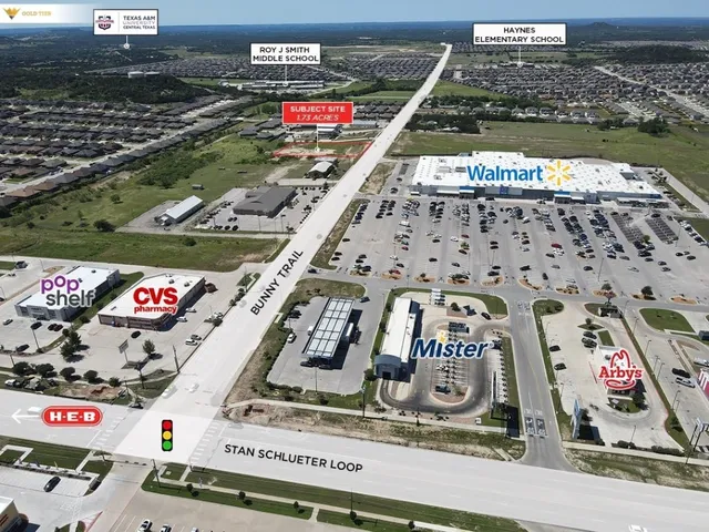 a view of entryway with a street