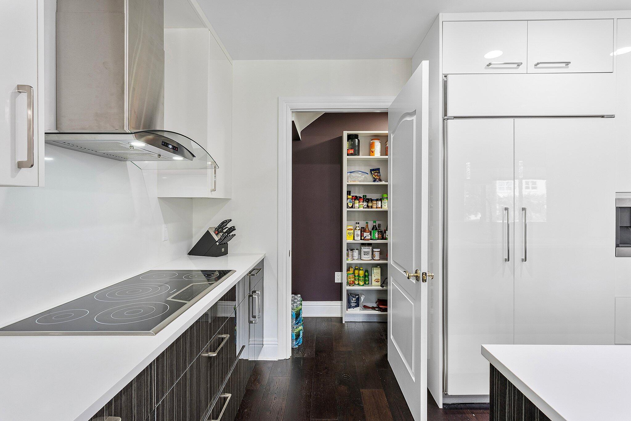 200 East Palmetto Park Road, Unit 10 Boca Raton, FL 33432 - Photo 10 of 47 Kitchen w/Walk-in Pantry