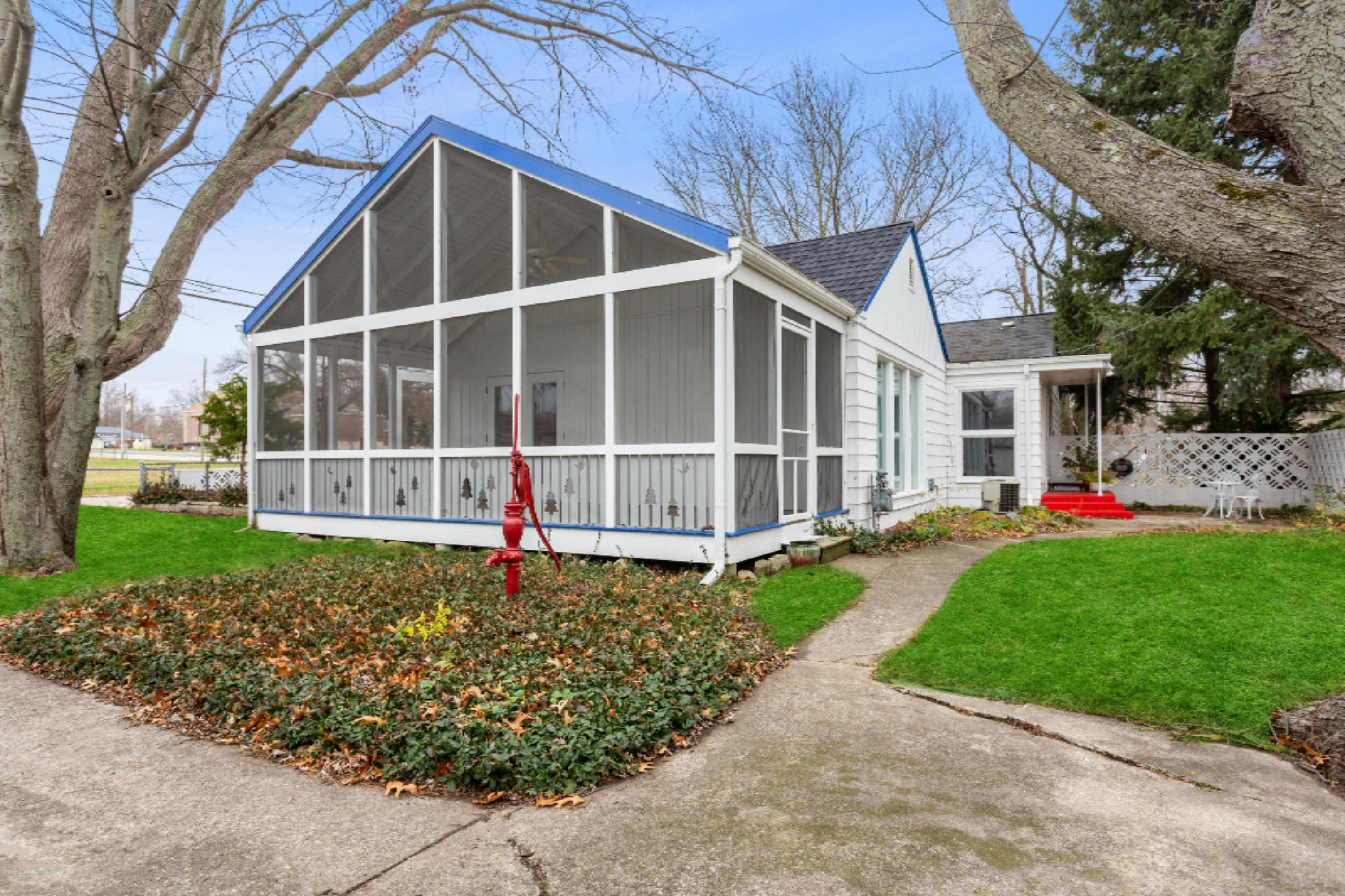 103 North Berrien Street New Buffalo, MI 49117 - Photo 20 of 22 Screened Porch view