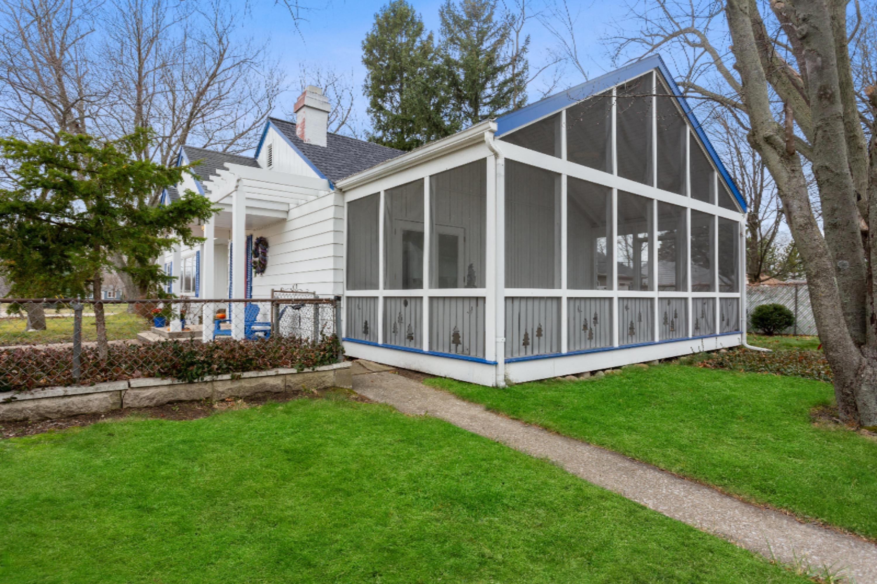 103 North Berrien Street New Buffalo, MI 49117 - Photo 3 of 22 Wonderful screened in porch