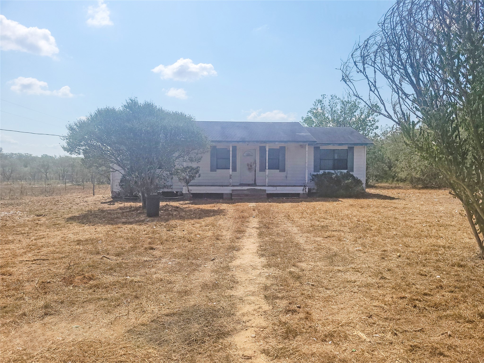 View of front facade featuring a porch and a front yard