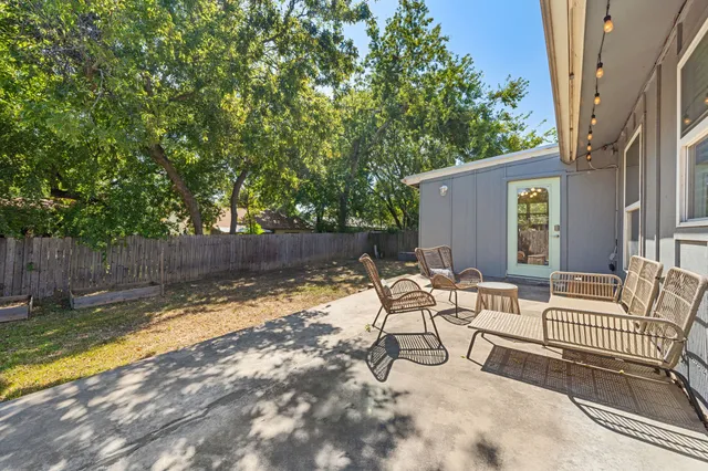 a view of a lounge chair with a backyard