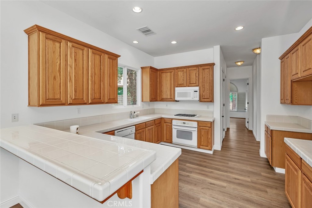 10102 Lace Cascade Court Bakersfield, CA 93311 - Photo 12 of 34 Kitchen