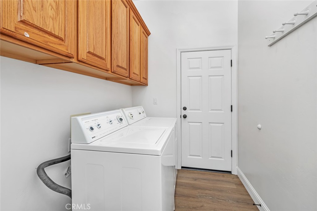 10102 Lace Cascade Court Bakersfield, CA 93311 - Photo 20 of 34 Laundry Room and door to 3-car garage.