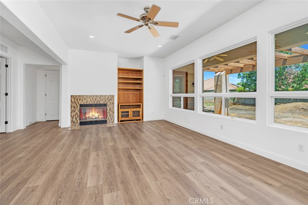 10102 Lace Cascade Court Bakersfield, CA 93311 - Photo 4 of 34 Living Room