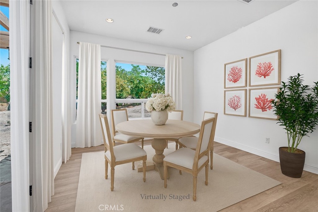 10102 Lace Cascade Court Bakersfield, CA 93311 - Photo 9 of 34 Dinning Room - Virtually Staged