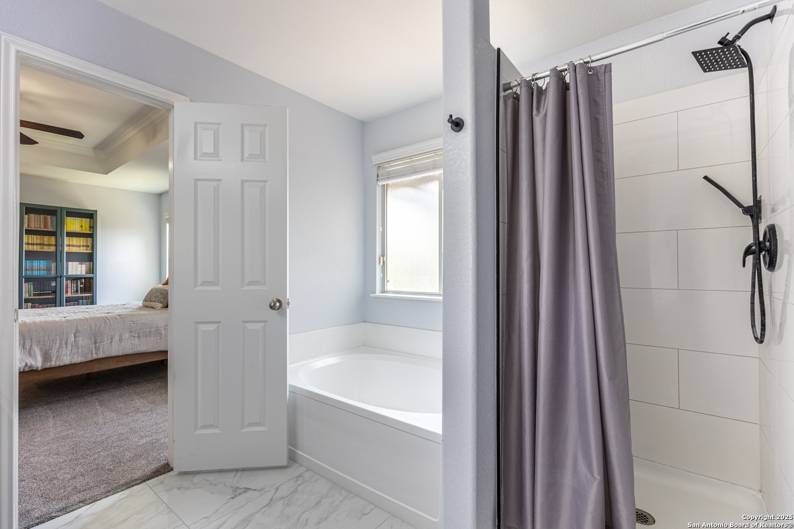 9518 Lookover Bay Converse, TX 78109 - Photo 20 of 30 a bathroom with a tub shower and bedroom view