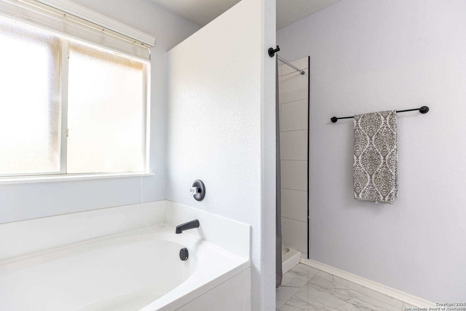 9518 Lookover Bay Converse, TX 78109 - Photo 21 of 30 a bathroom with a bathtub and shower
