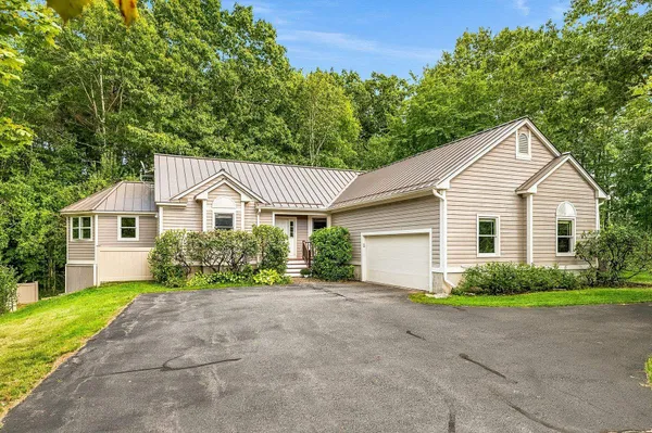 $890,000 | 1 Mastin Drive, Newmarket, NH 03857