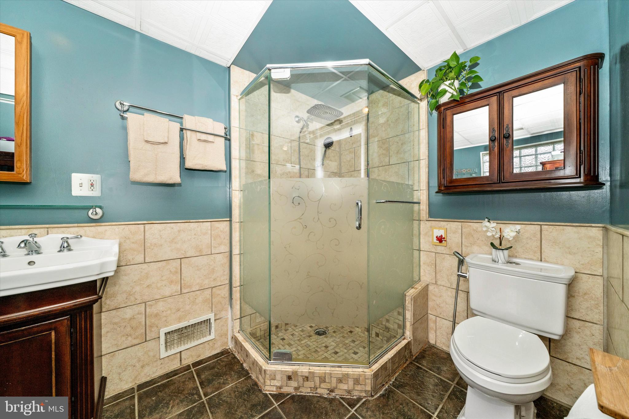11816 Selfridge Road Silver Spring, MD 20906 - Photo 10 of 59 Main Level Primary Bedroom Bath