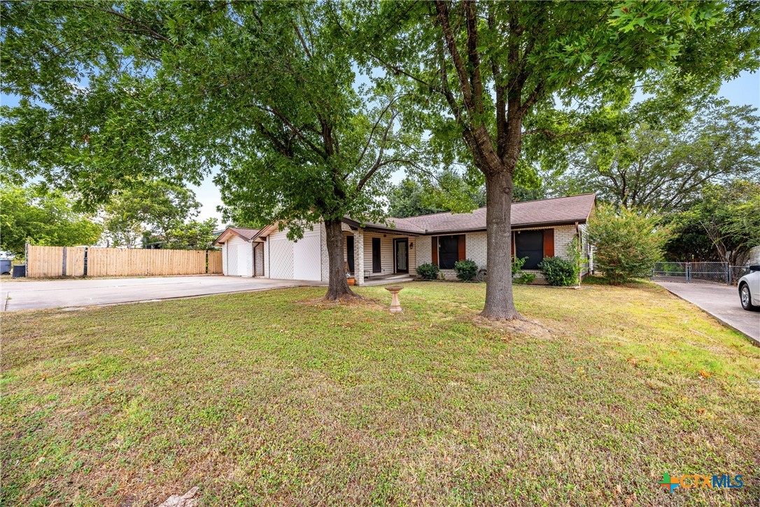 15309 Delahunty Lane Pflugerville, TX 78660 - Photo 4 of 35 a front view of a house with a garden
