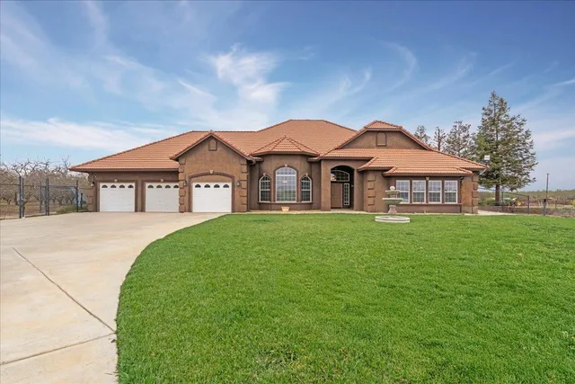 a view of a yard with a house in the background