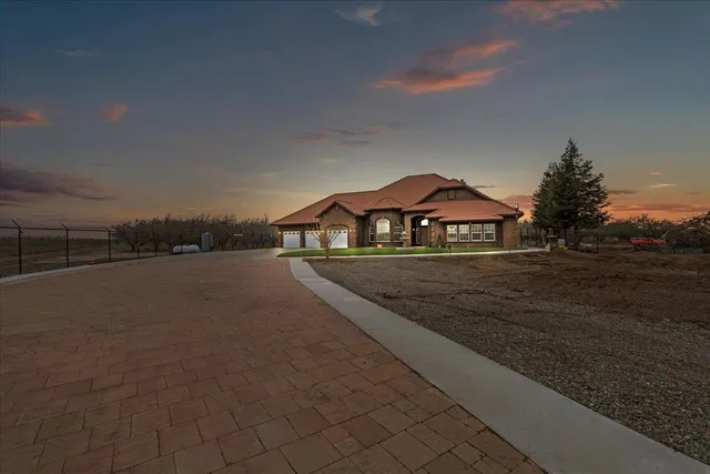 a view of houses with sky view