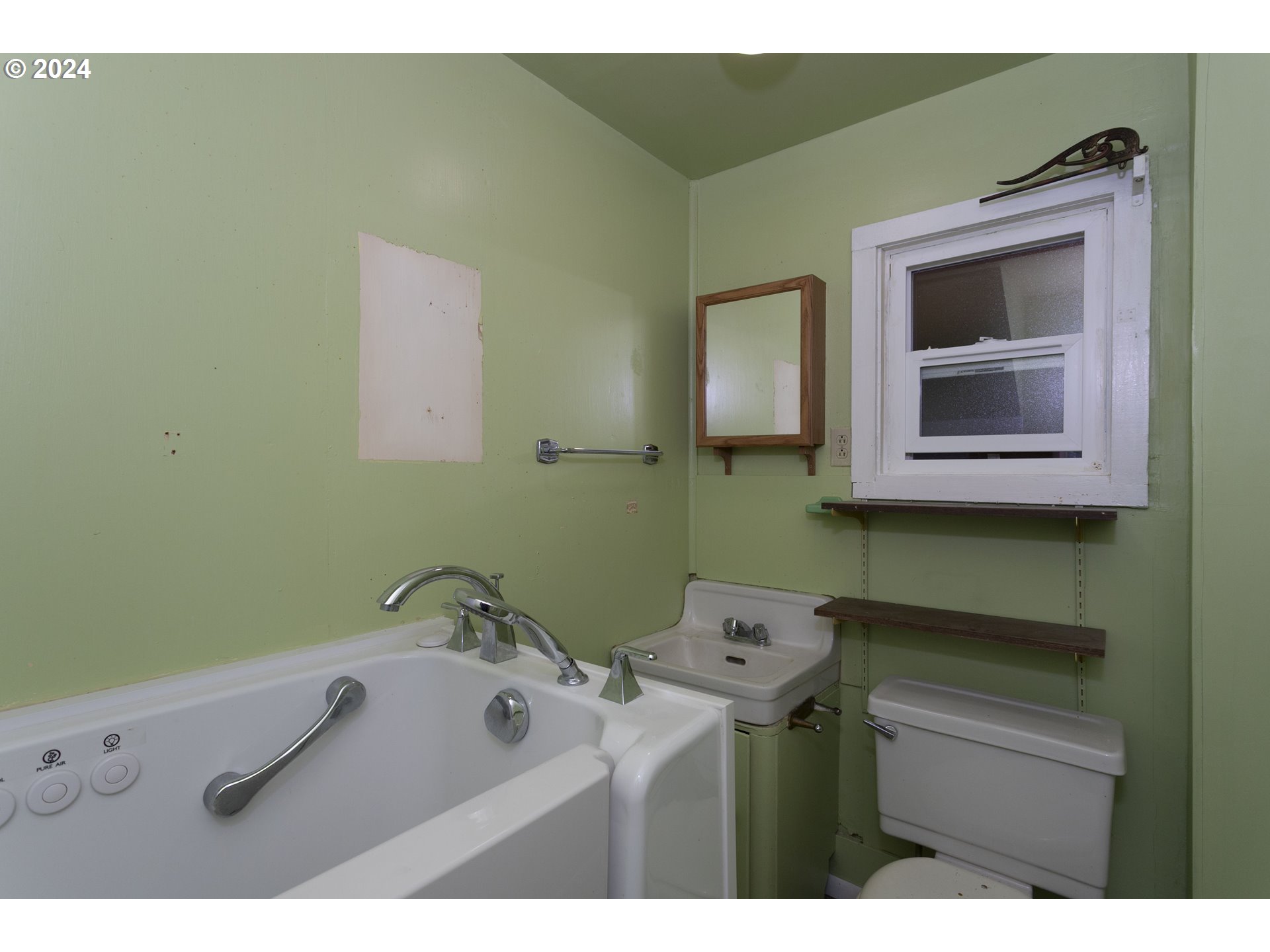 21241 South Jubb Road Estacada, OR 97023 - Photo 17 of 48 a bathroom with a sink and a mirror